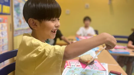 英語ゲームで会話する子どもたち