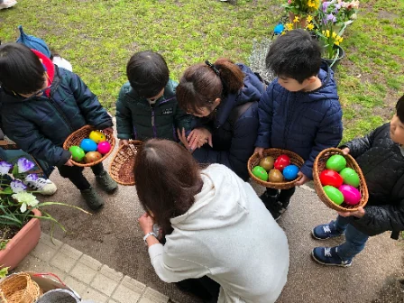 友だちと一緒にチャレンジする様子
